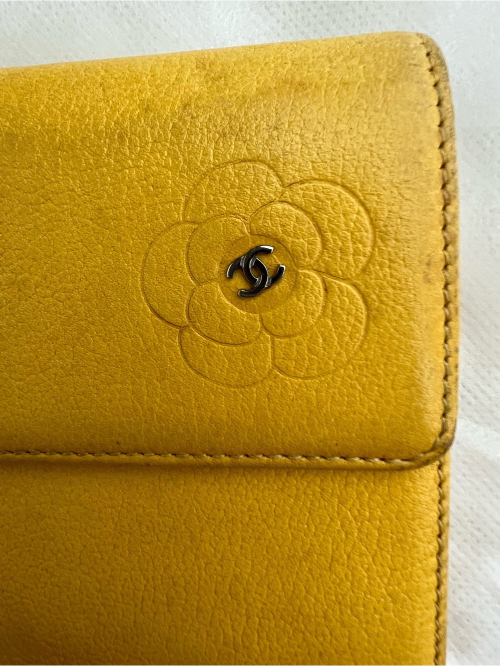 Chanel VINTAGE Yellow Camellia Leather Wallet - Picture 11 of 11